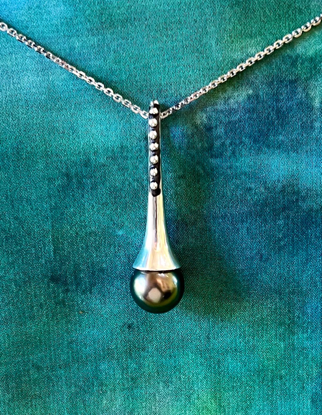 Long Beaded Trumpet with a Fine Tahitian Pearl