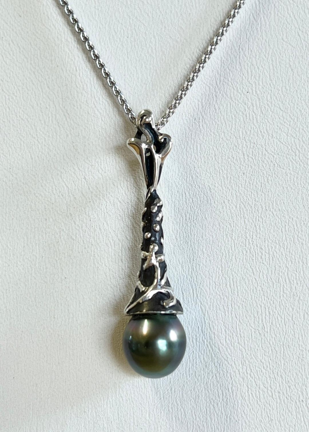 Floral Trumpet with a Tahitian Pearl - Image 2